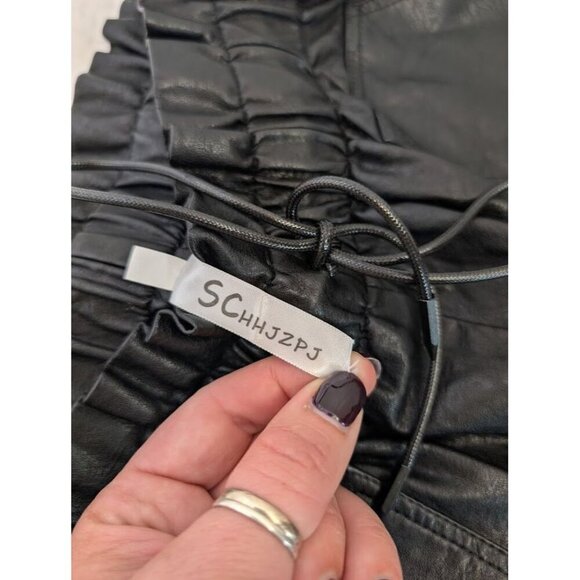 SChhjzpj women's size medium faux leather shorts elastic waist, 2" inseam C6 - Picture 6 of 9